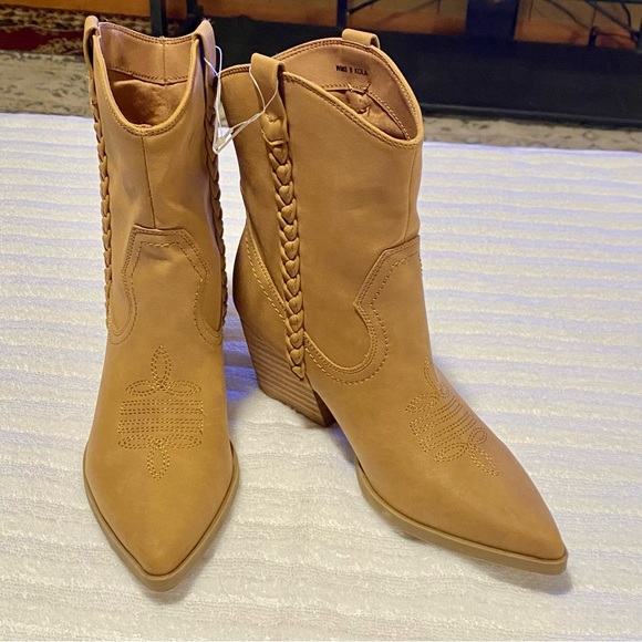 DV by Dolce Vita Shoes - DV By Dolce Vita Tan Boots Sz 8 NWOT